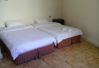 Al-Houriat Hotel has rooms with a private hot tub