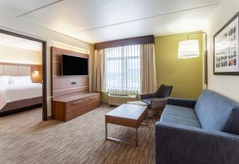 Holiday Inn Express & Suites Cedar Falls - Waterloo By IHG has rooms with a private hot tub