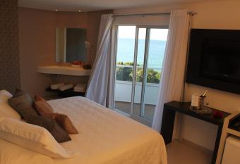 Reserva Praia Hotel has rooms with a private hot tub