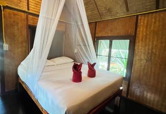 Khaosok Bamboo Huts Resort has Balcony rooms