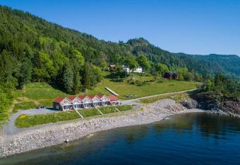 Hjellup Fjordbo has rooms with a private hot tub