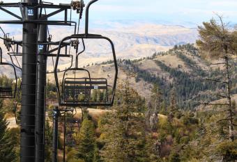Pioneer Condominiums has Balcony rooms