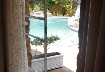 Villa MikaMora has rooms with a private hot tub