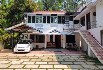 Blue Birds Homestay has Balcony rooms