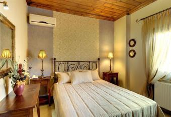 Iatrou Guesthouse has rooms with a private hot tub