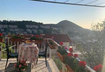 Dubrovnik Rooms 2 allows 18 year olds to book a room