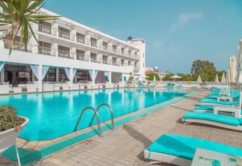 Sveltos Hotel allows 18 year olds to book a room