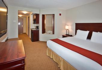 Holiday Inn Express Hotel & Suites Brockville, an IHG Hotel has rooms with a private hot tub