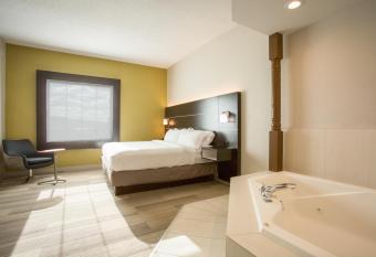 Holiday Inn Express And Suites Reading, An IHG Hotel has rooms with a private hot tub