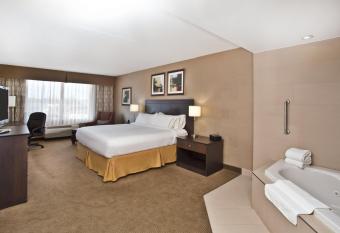 Holiday Inn Express & Suites Kingston Central By IHG has rooms with a private hot tub