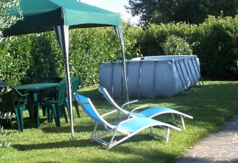 Kevin House has rooms with a private hot tub