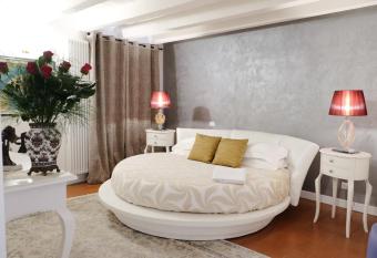 Residenza Vescovado has rooms with a private hot tub