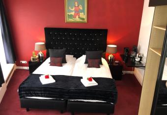 Hotel de Keizerskroon Hoorn has rooms with a private hot tub