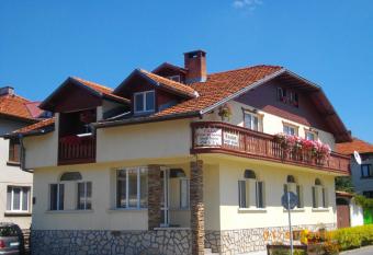 Hotel Four Seasons has Balcony rooms