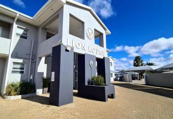 Lion Lodge has rooms with a private hot tub