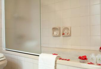 Pailahue Caba  as Lodge has rooms with a private hot tub