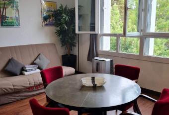 Appartement Valescure allows 18 year olds to book a room