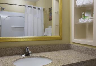 Holiday Inn Express & Suites Sebring By IHG has rooms with a private hot tub