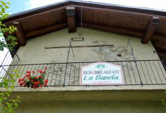 La Buneta has Balcony rooms