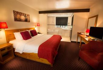 Guy s Thatched Hamlet has rooms with a private hot tub