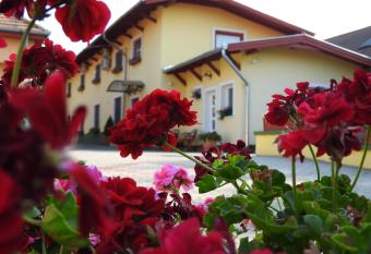 Hal  sz Airport Panzio has Balcony rooms