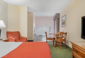 Wyndham Garden Otsego-Minneapolis has rooms with a private hot tub