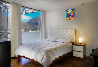 Hotel California Calca has rooms with a private hot tub