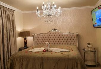 Pousada Pinh  o e Poesia has rooms with a private hot tub