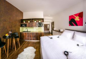 Fifty Shades of Gray studio, city center allows 18 year olds to book a room