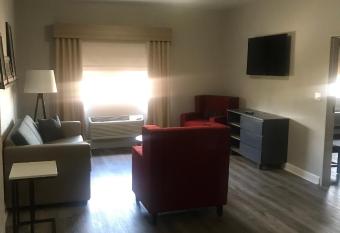 Comfort Suites Shenandoah-The Woodlands has rooms with a private hot tub