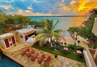 Bahia Tolok allows 18 year olds to book a room