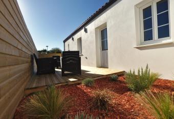 Hameau Colbert - 3km du PuyduFou allows 18 year olds to book a room