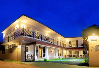 Ruth Villa has Balcony rooms