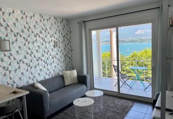 Vue Imprenable Sur Le Lac Du Bourget allows 18 year olds to book a room