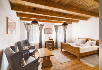 Mesendorf Gasthaus has rooms with a private hot tub