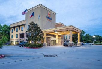 Comfort Suites Spring has rooms with a private hot tub