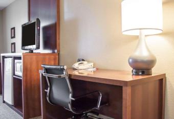 Comfort Suites Airport has rooms with a private hot tub