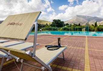 Borgo Aranci - Villetta Peonia B3 - Castellammare del Golfo has rooms with a private hot tub