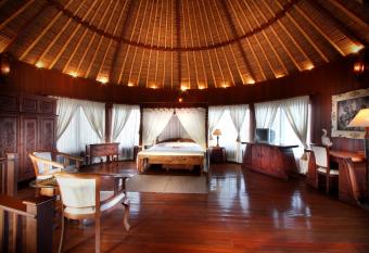 Dewani Villa Resort has rooms with a private hot tub