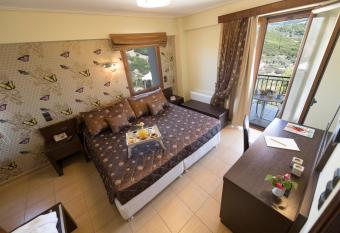 Thermios Apollon has rooms with a private hot tub