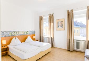 Hotel Restaurant R  merhof allows 18 year olds to book a room