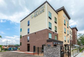 Cobblestone Hotel & Suites Hartford allows 18 year olds to book a room