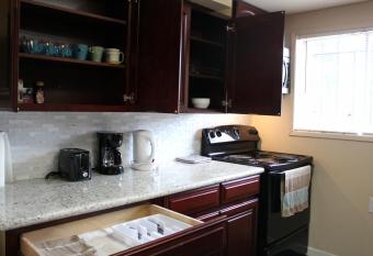 Brighton Retreat (Walk to Metro) has Balcony rooms