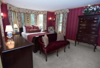 Ivy Lodge has rooms with a private hot tub