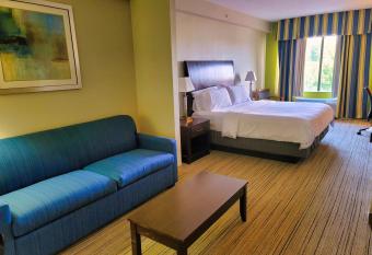 Holiday Inn Express & Suites Wilson-Downtown By IHG has rooms with a private hot tub