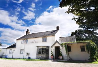 White Horse Graffham has Balcony rooms
