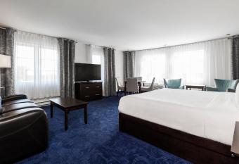 Imperia Hotel & Suites Saint-Eustache has rooms with a private hot tub