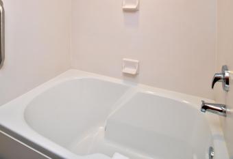 Holiday Inn Express & Suites St. George North - Zion By IHG has rooms with a private hot tub