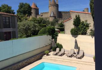 H  tel l Aragon allows 18 year olds to book a room