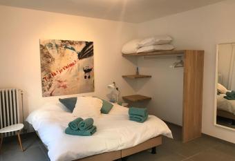 Apartment with free covered parking - City Center has Balcony rooms